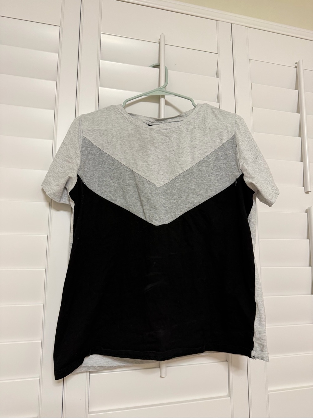 Nursing Queen Breastfeeding Mama Colorblock Chevron Crewneck Tee - Gray & Black